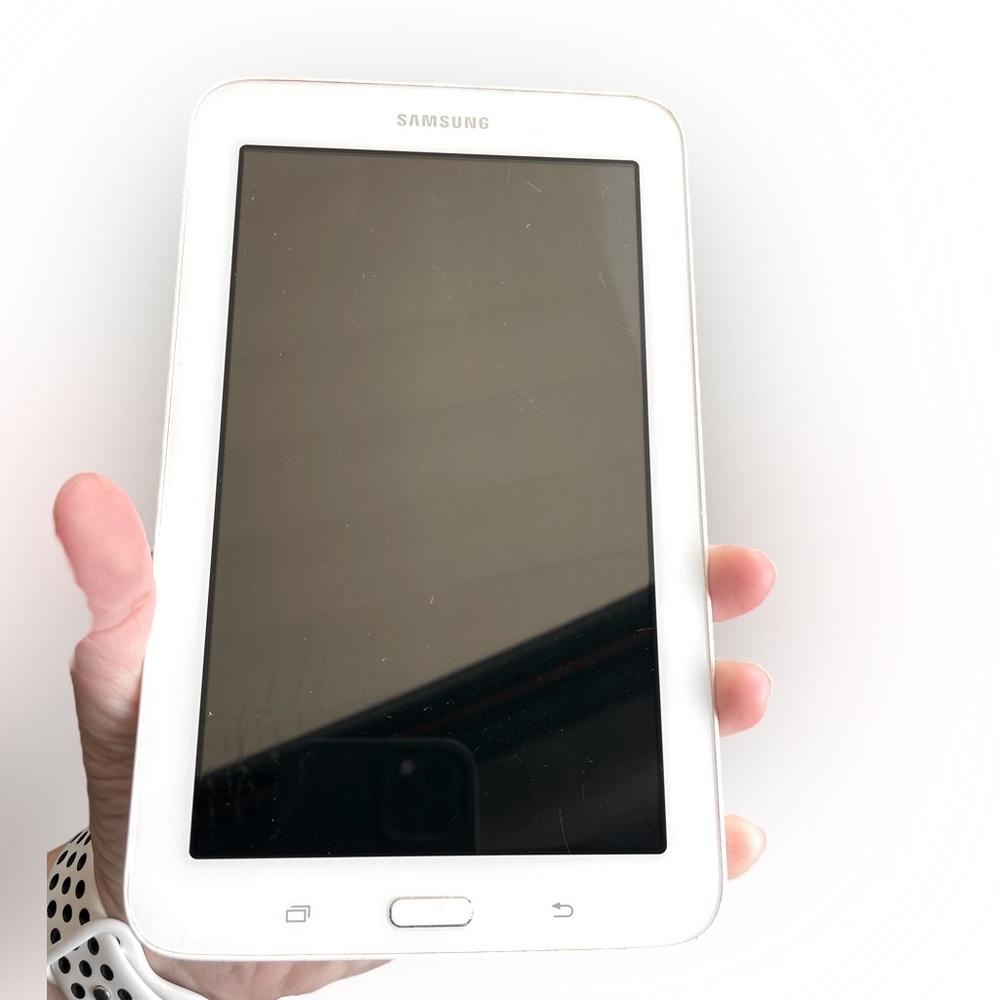 Samsung Galaxy Tab 3 Lite 7" (SM-T113) 8GB - WiFi Android Tablet- With Charger